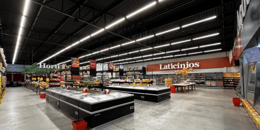 Supermercado com iluminação profissional